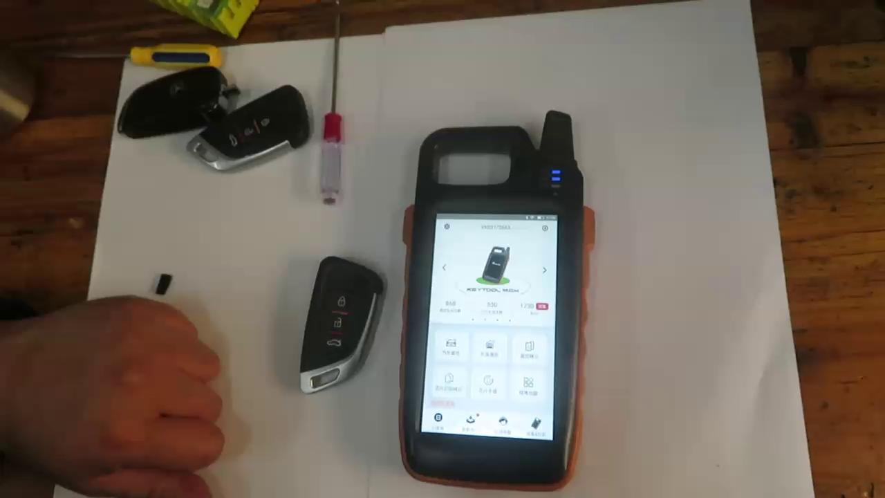 使用手持机MAX对钥匙充电的方法