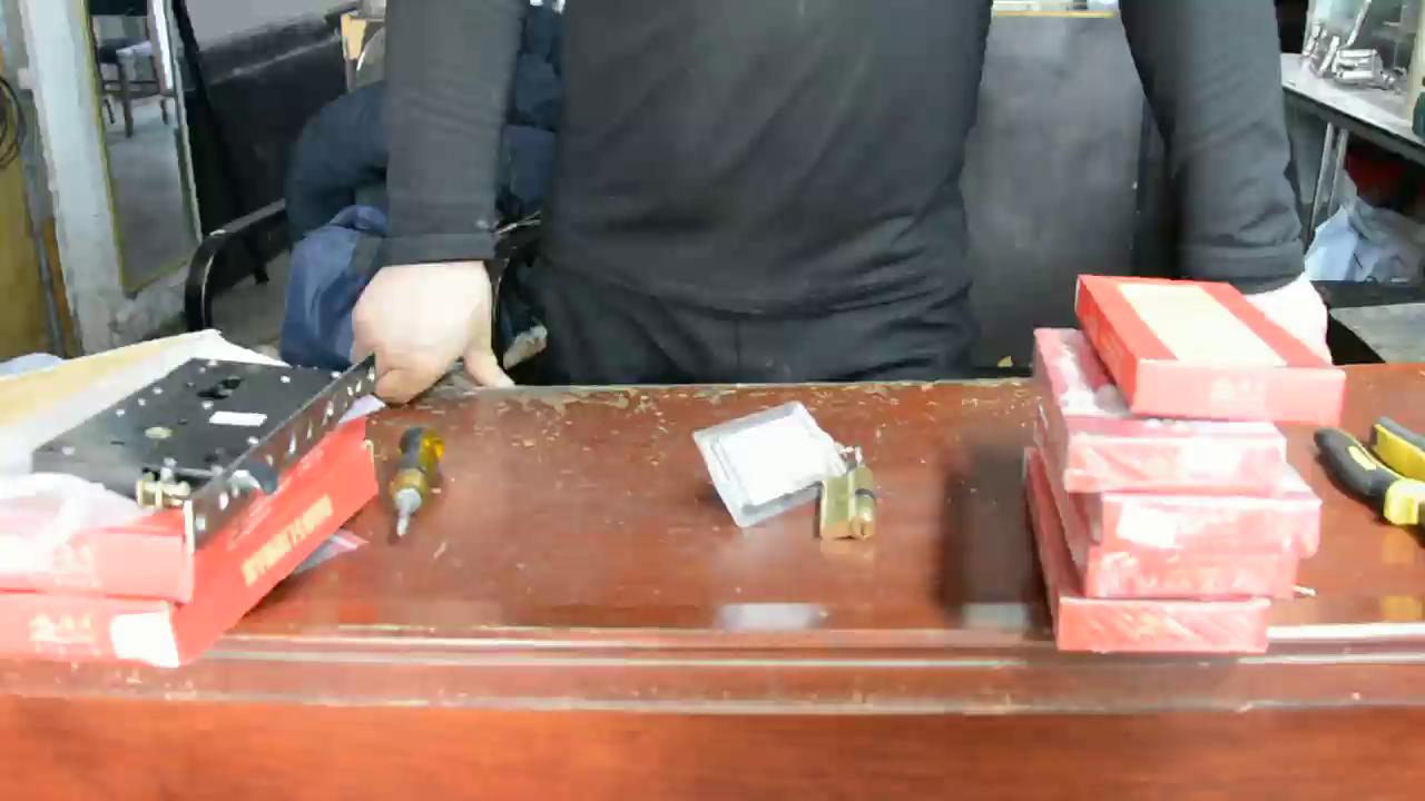 民用锁安装第7节：防盗门压把锁芯安装和锁舌的调节